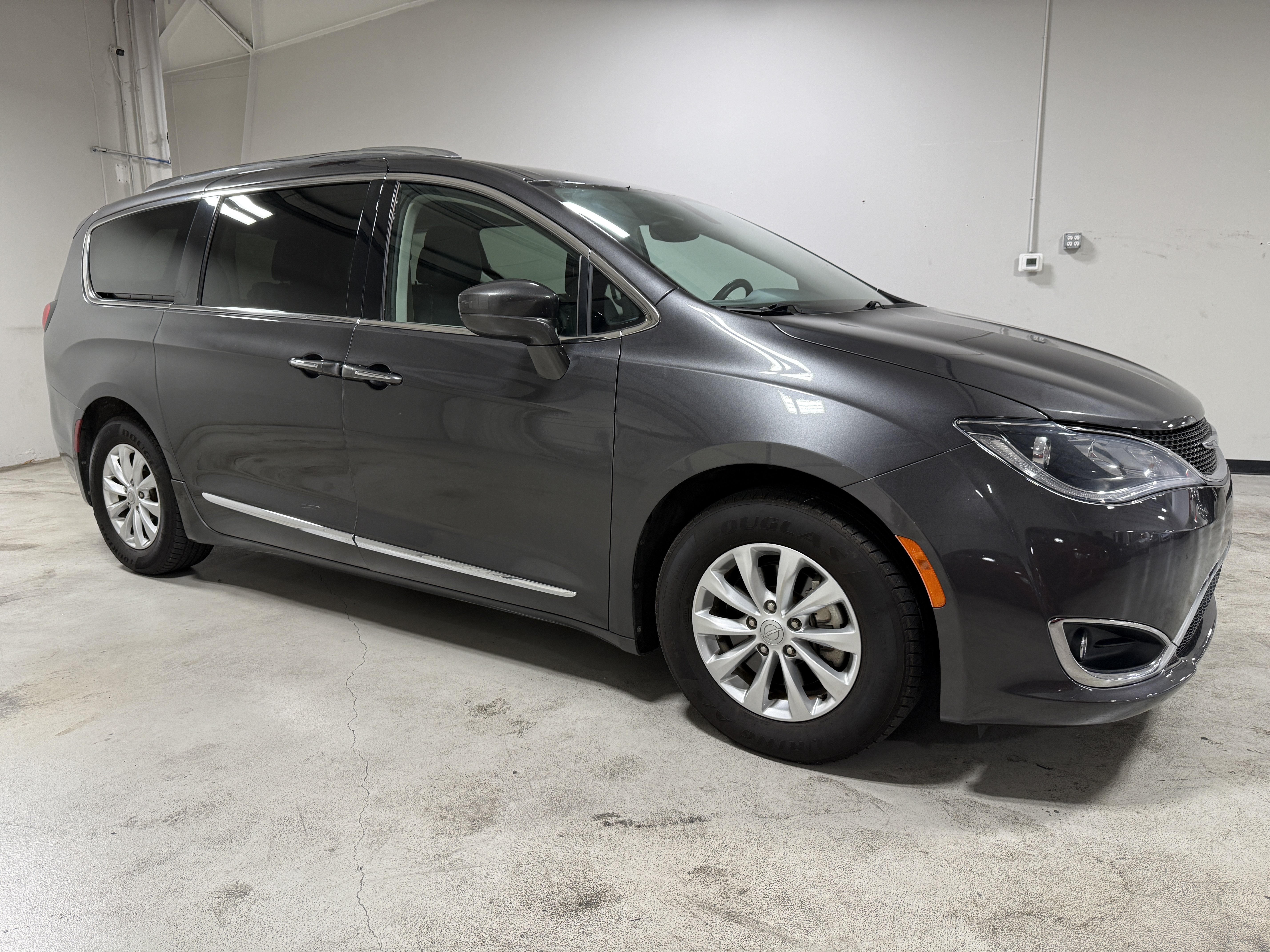 Used 2018 Chrysler Pacifica Touring-L FWD image 2