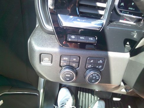 Used 2024 Chevrolet Silverado 2500 LTZ image 21