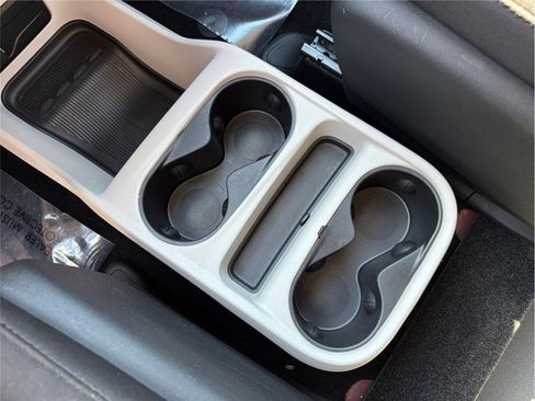 Used 2023 Chrysler Voyager LX image 33