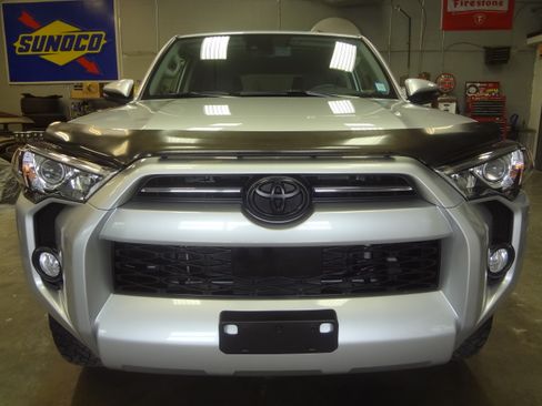Used 2020 Toyota 4Runner SR5 Premium image 2