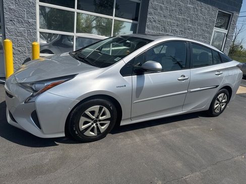 Used 2016 Toyota Prius image 1