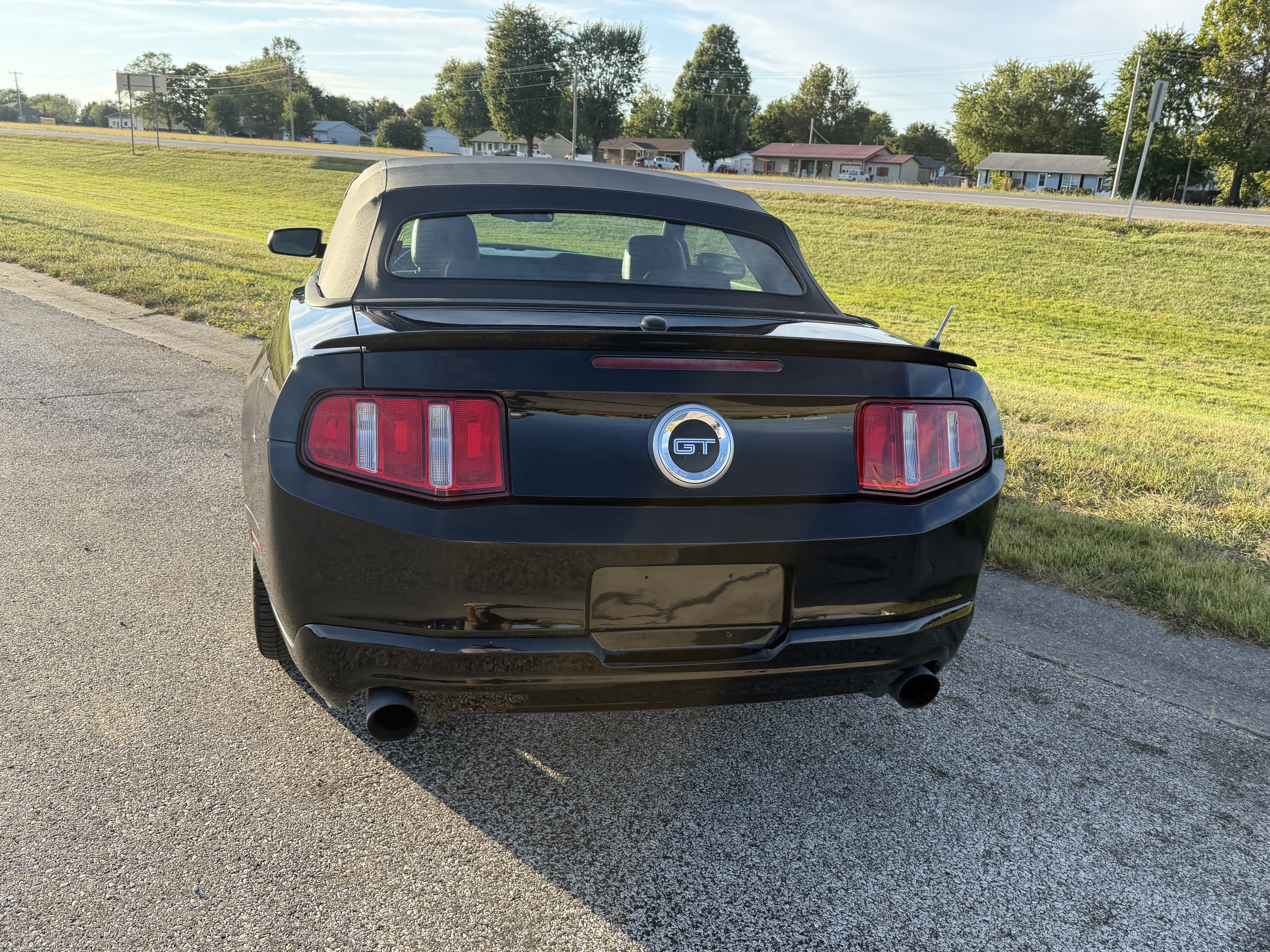 Used 2010 Ford Mustang GT Convertible RWD image 4