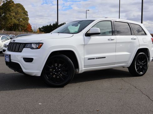 Used 2019 Jeep Grand Cherokee Altitude image 2