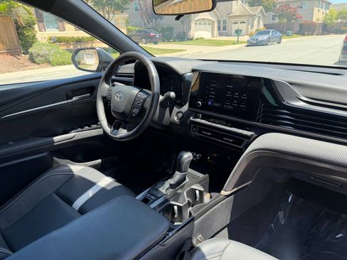 Used 2025 Toyota Camry Hybrid FWD image 21
