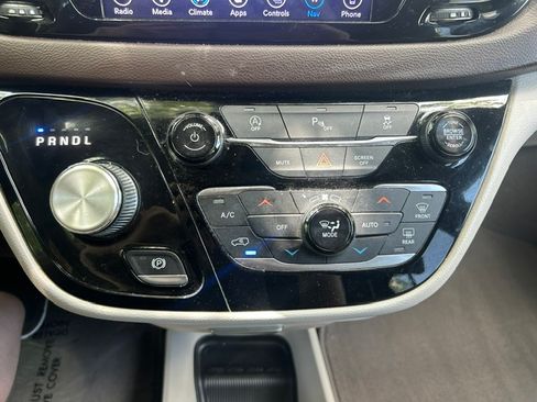 Used 2019 Chrysler Pacifica Touring-L Plus FWD image 15