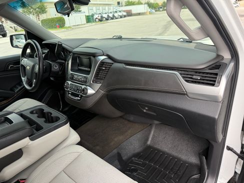 Used 2015 Chevrolet Suburban LS RWD image 12