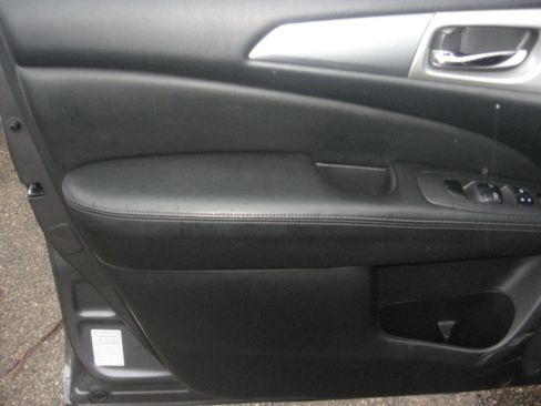 Used 2017 Nissan Pathfinder Platinum image 7