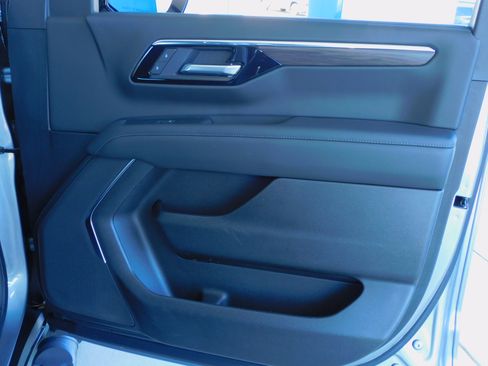 Used 2025 Chevrolet Suburban Z71 image 26