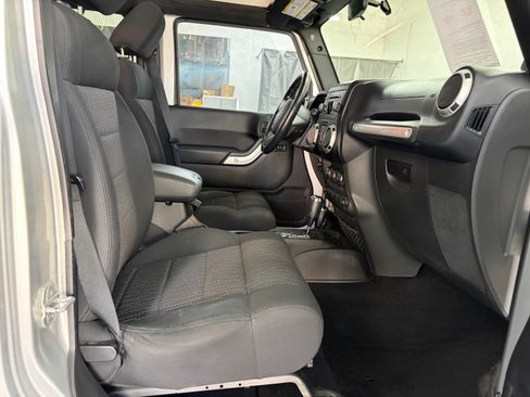 Used 2012 Jeep Wrangler 4WD Unlimited Rubicon image 15