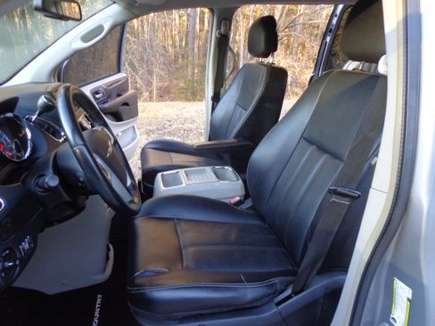 Used 2014 Chrysler Town & Country Touring image 7