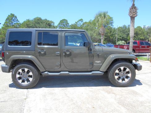 Used 2015 Jeep Wrangler Unlimited Sahara image 4