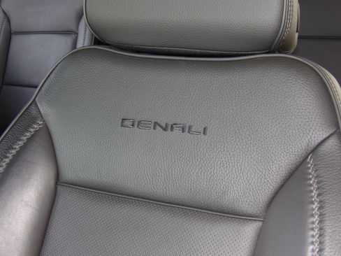 Used 2025 GMC Yukon XL Denali image 6