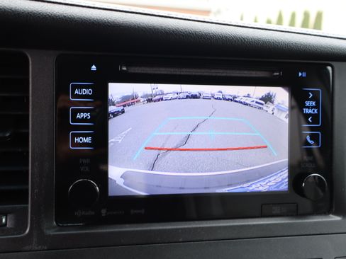 Used 2017 Toyota Sienna XLE image 28