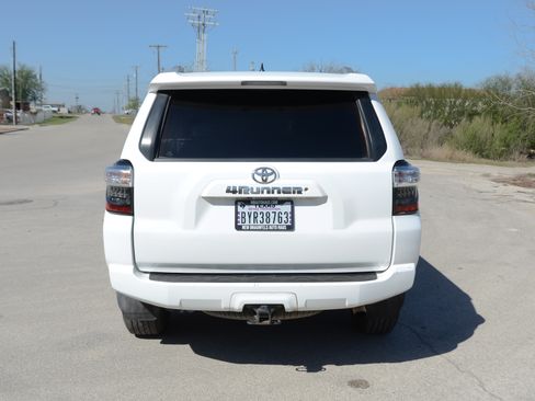 Used 2017 Toyota 4Runner SR5 Premium image 4