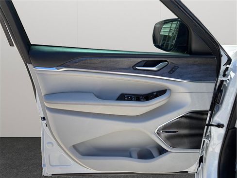 Used 2022 Jeep Grand Cherokee Overland image 23