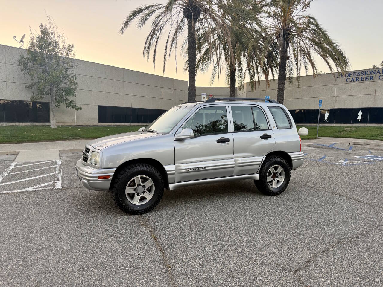 Used 2004 Chevrolet Tracker 4WD LT image 2