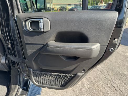 Used 2019 Jeep Wrangler 4WD Unlimited Sahara image 17