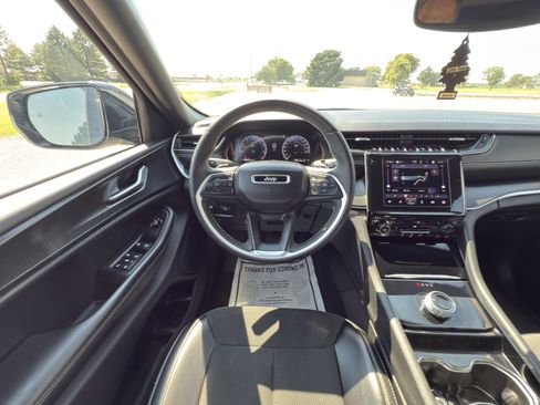 Used 2023 Jeep Grand Cherokee L Laredo image 12