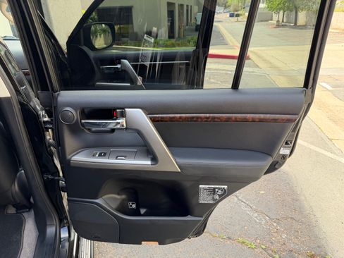 Used 2013 Toyota Land Cruiser image 19