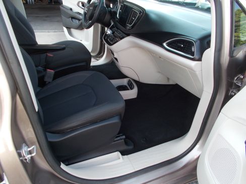 Used 2017 Chrysler Pacifica Touring FWD image 18