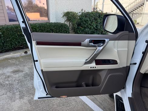 Used 2016 Lexus GX 460 image 21