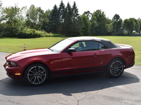Used 2010 Ford Mustang Convertible RWD image 5