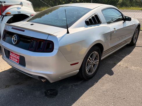 Used 2013 Ford Mustang RWD image 2