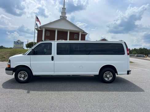 Used 2017 Chevrolet Express 3500 LT Extended Passenger RWD image 5
