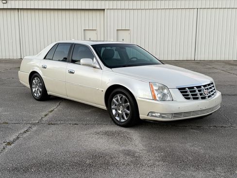 Used 2009 Cadillac DTS Luxury image 3