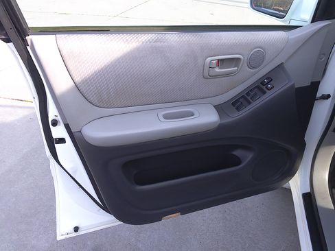 Used 2004 Toyota Highlander image 10