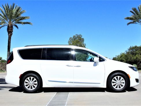 Used 2017 Chrysler Pacifica Touring-L image 1