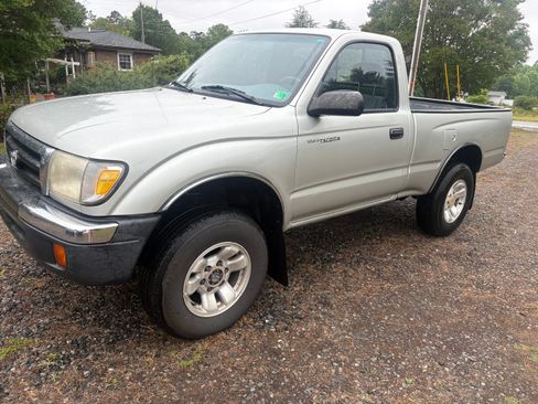 Used 2000 Toyota Tacoma 4x4 Regular Cab image 2