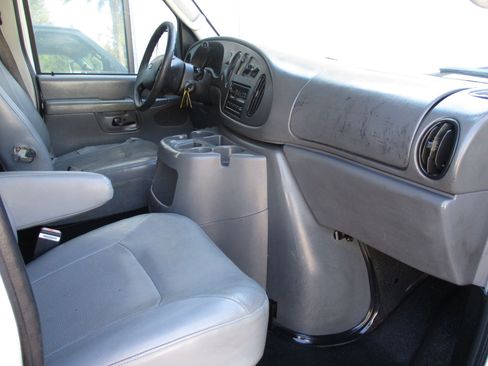 Used 2004 Ford E-250 and Econoline 250 image 6