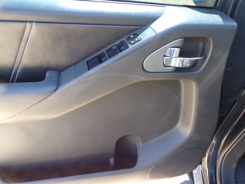 Used 2013 Nissan Frontier PRO-4X image 10