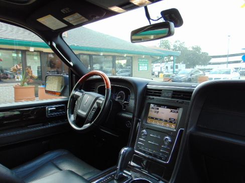 Used 2017 Lincoln Navigator L Reserve image 32
