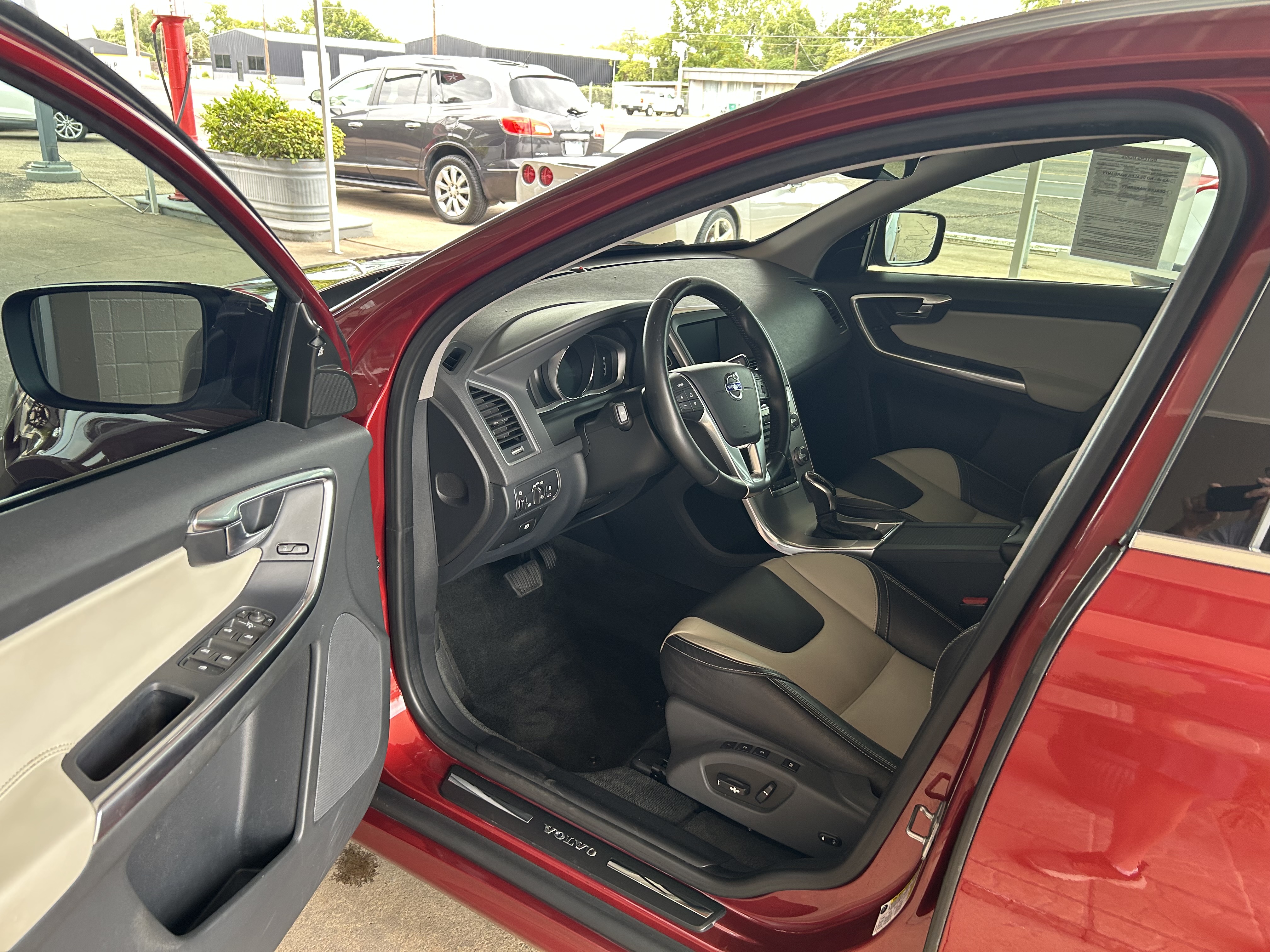 Used 2017 Volvo XC60 FWD T5 Dynamic image 4