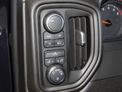 Used 2022 Chevrolet Silverado 1500 Custom image 24