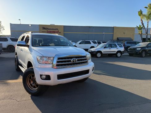 Used 2014 Toyota Sequoia Platinum image 1