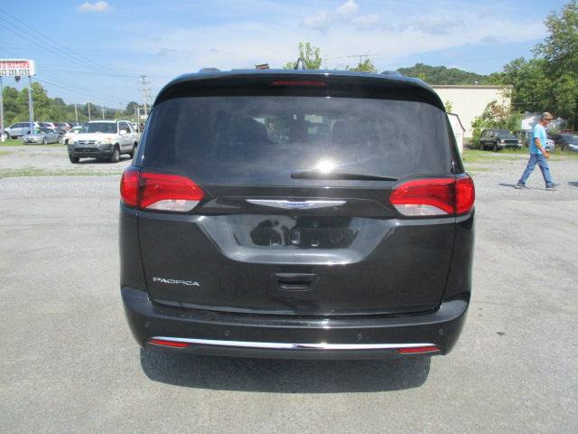 Used 2018 Chrysler Pacifica Touring-L FWD image 7