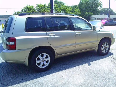 Used 2005 Toyota Highlander 2WD V6 w/ 3rd Row image 3