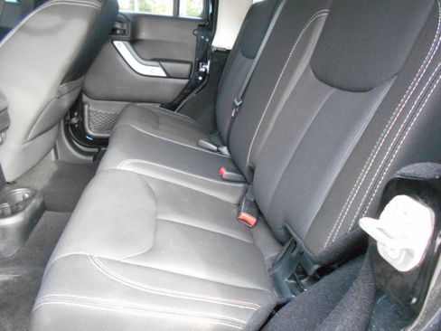 Used 2014 Jeep Wrangler Unlimited Sahara image 8