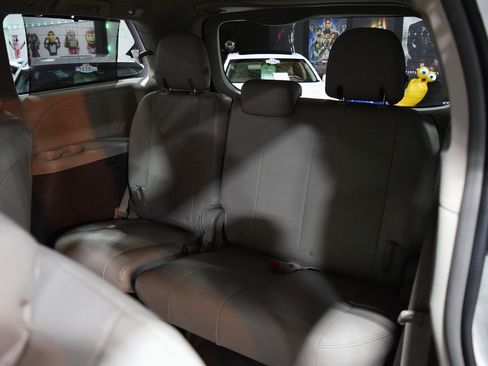 Used 2015 Toyota Sienna LE image 19