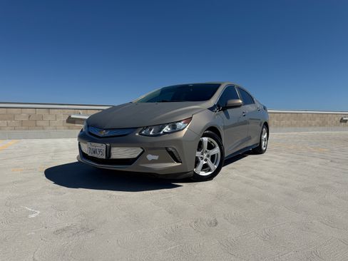 Used 2017 Chevrolet Volt LT FWD image 1