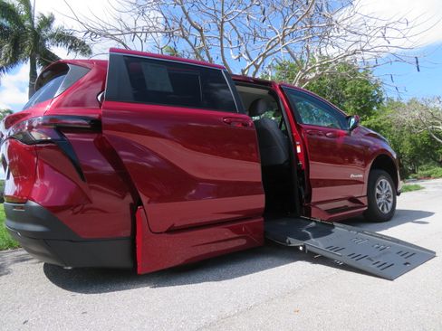 Used 2026 Toyota Sienna LE FWD image 3