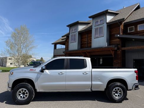 Used 2020 Chevrolet Silverado 1500 4x4 Crew Cab LT image 2