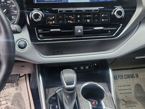Used 2021 Toyota Highlander Limited image 12
