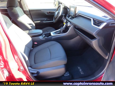 Used 2019 Toyota RAV4 LE image 8