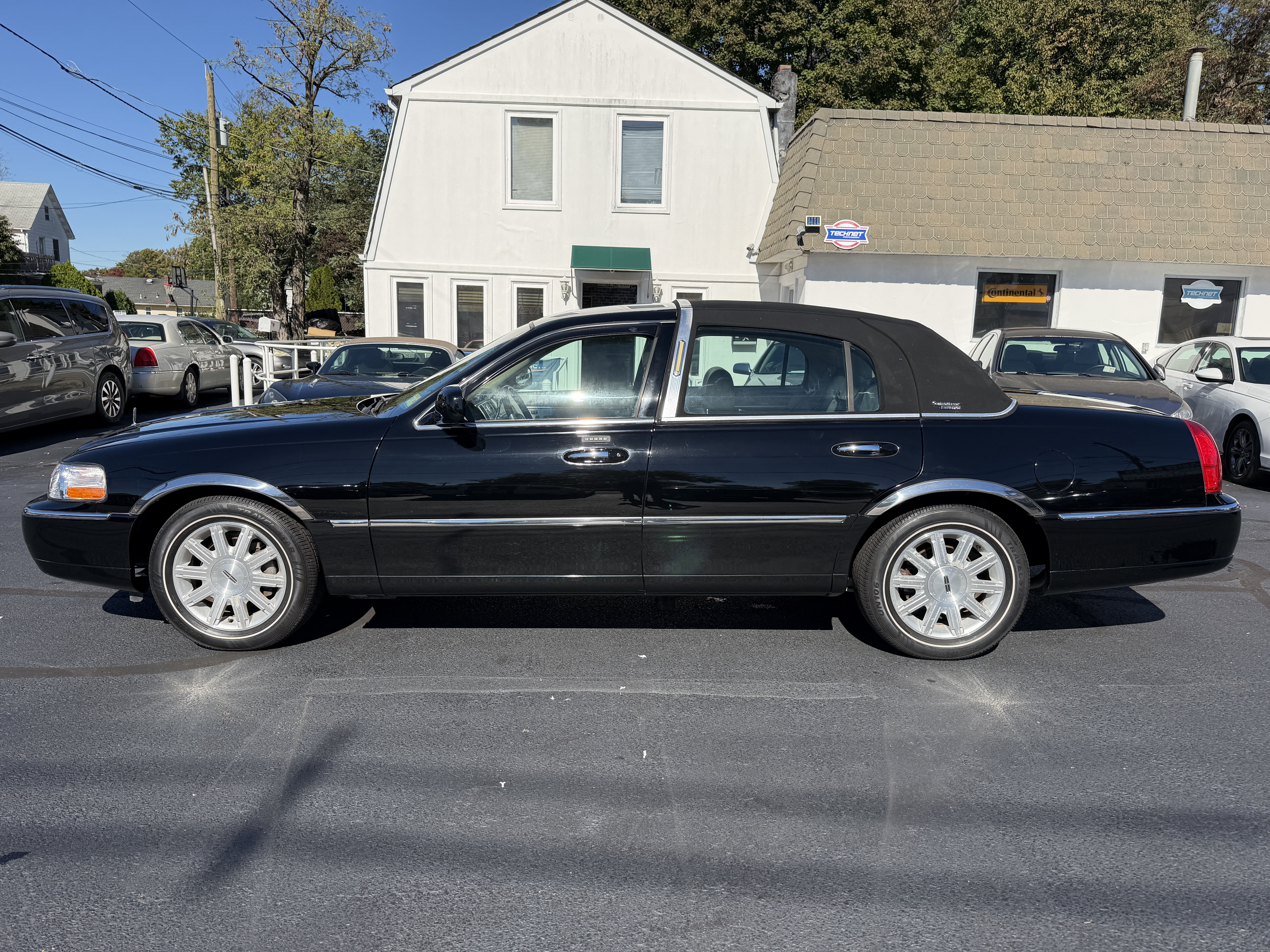Used 2011 Lincoln Town Car Signature Limited RWD image 28