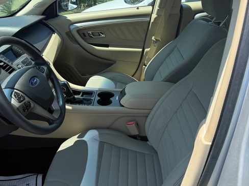 Used 2017 Ford Taurus SE image 8