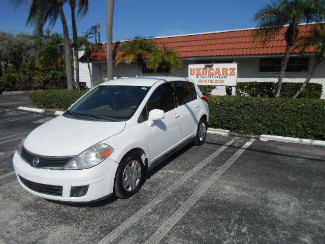 Used 2010 Nissan Versa Hatchback FWD image 1